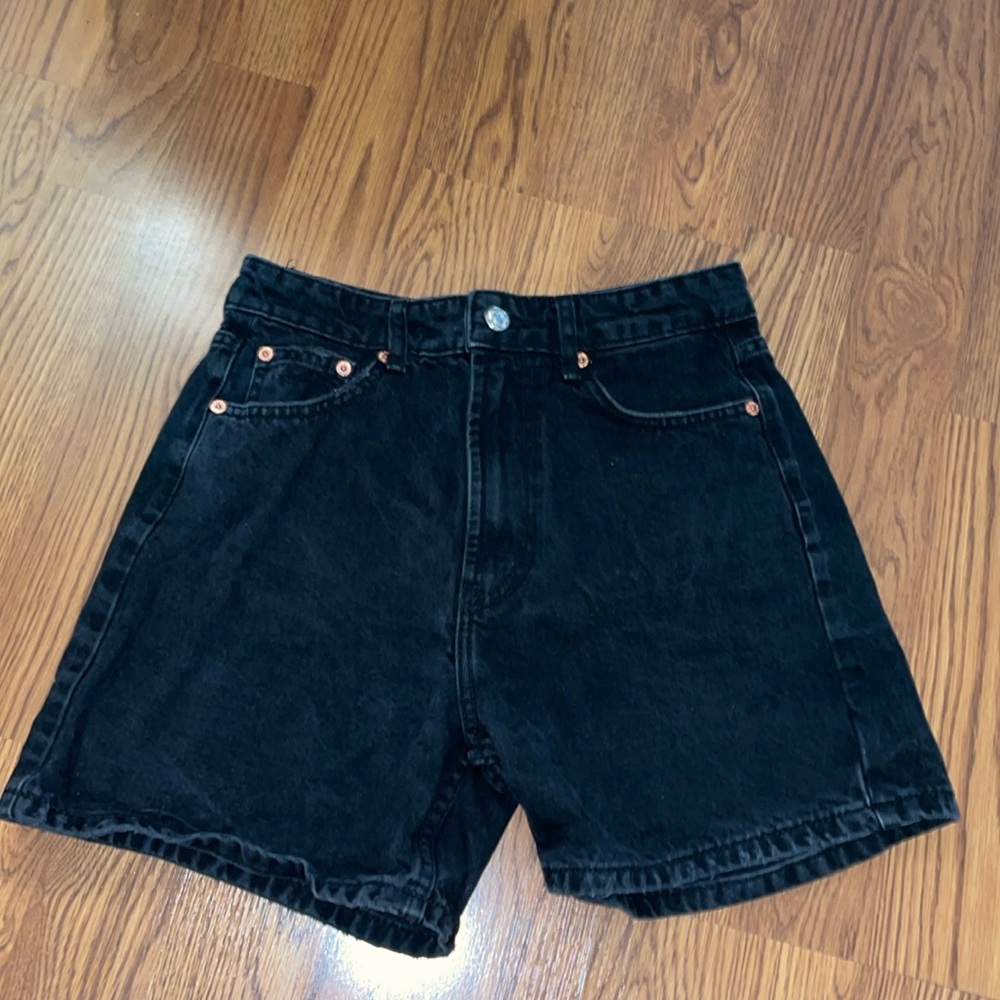 Black Zara high-waist shorts in size 6